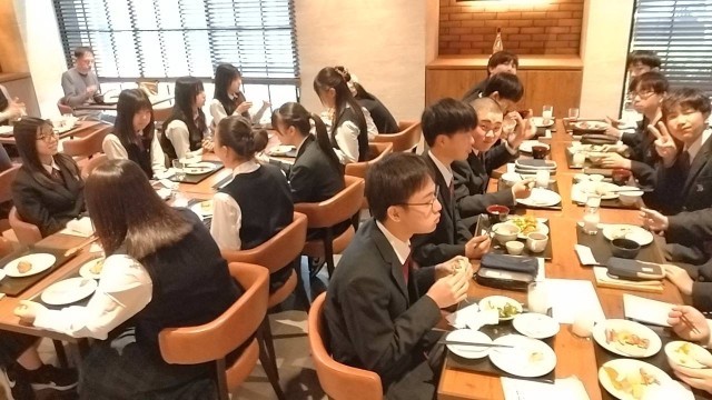 みんな揃って朝ご飯。