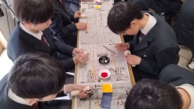 こけしの絵付け体験。みんな真剣です。