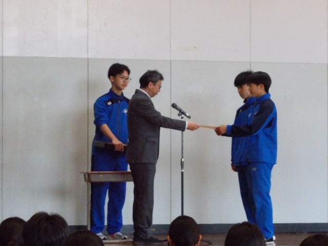 春季大会男子ダブルス優勝の表彰
