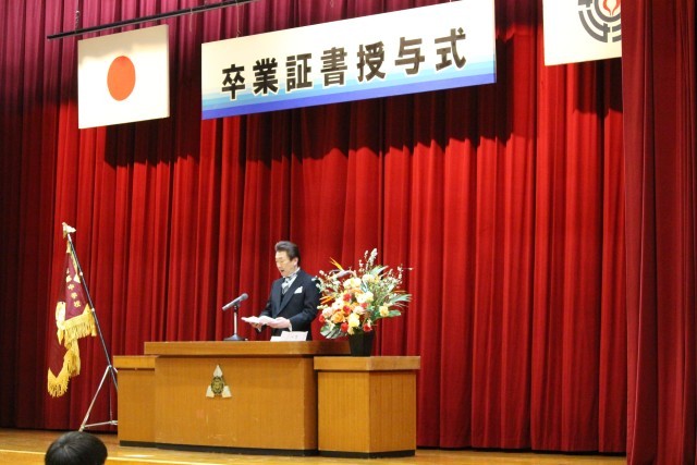 学校長が式辞を述べています