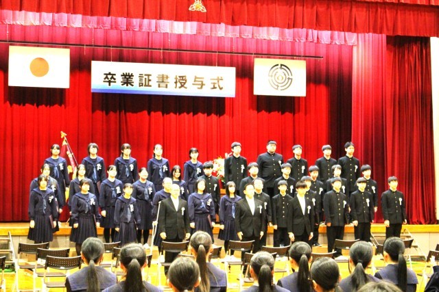 卒業生が退場します