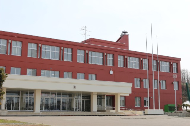 留萌中校舎正面.JPG