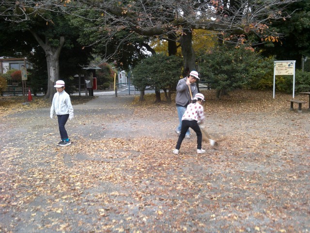 班ごとに清掃場所を決めて掃除します