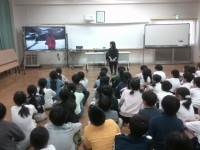 視覚障害当事者のお話を聞いています。