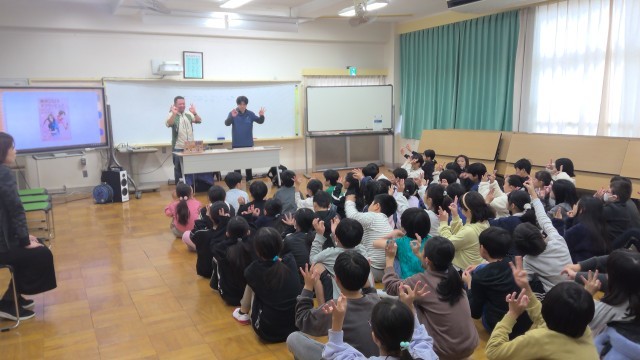 手話の「拍手」をやってます！