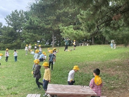 広場で走り回りました。
