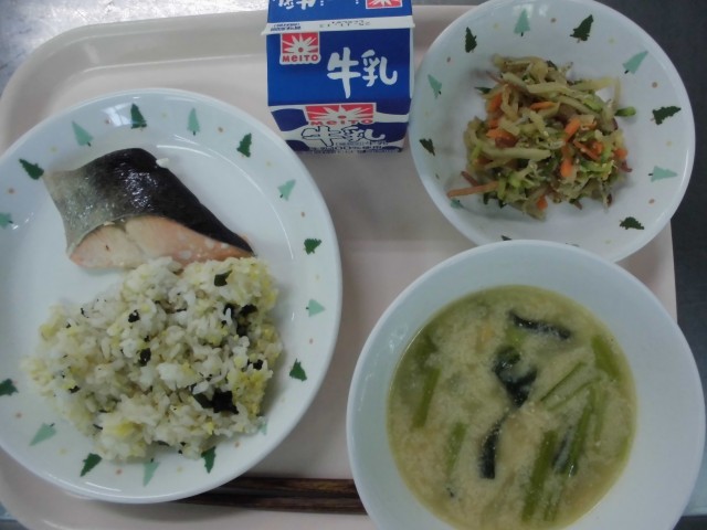 今日の給食は「いい歯の日」の行事食でかみかみメニューです。歯を大切に！