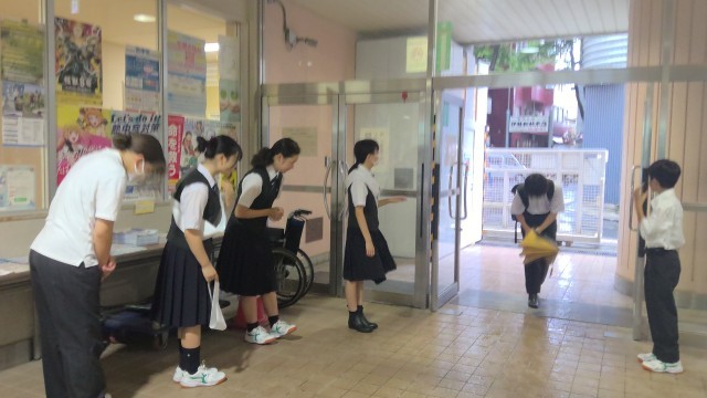 登校時の挨拶の様子