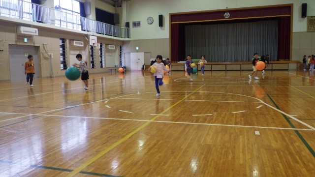 体育館で元気よく遊んでいました
