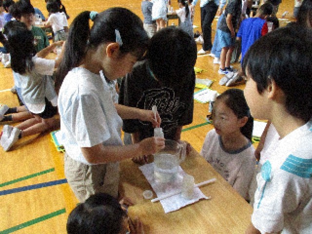 薬品を使って、濁った水をきれいにする実験に取り組みます