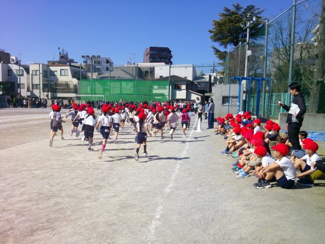 校庭を1周して、外へ出ます。