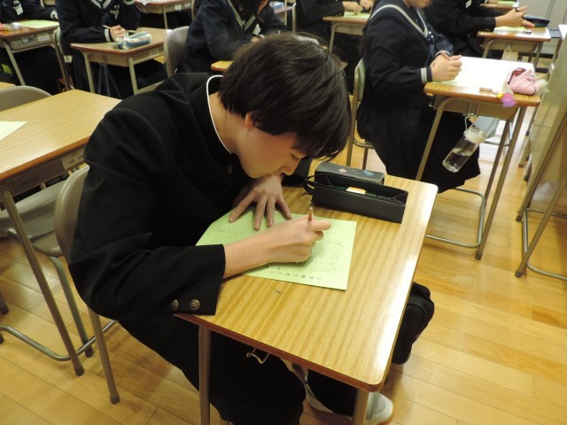 3学期始めの作文を書く様子