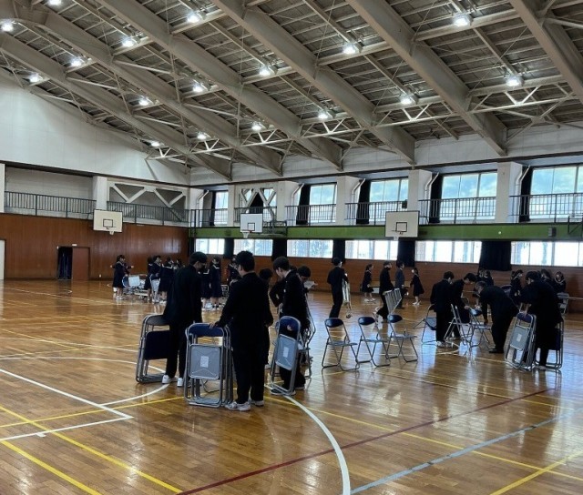 ３年生でいすを準備しています。