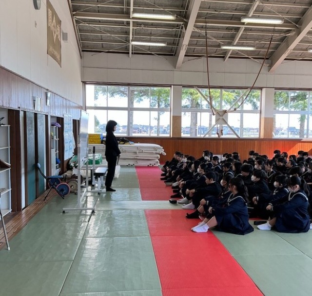 ２年生は学年集会をしました。