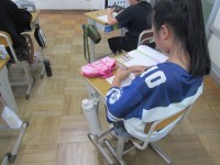 自分の考えを書く様子