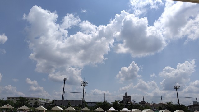 各クラスに設置された20台以上のテントの様子