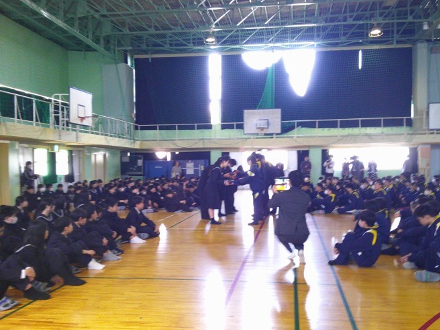 対面式の様子②（歓迎の贈り物）