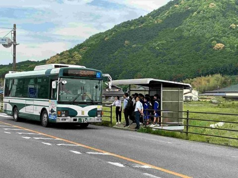 バスに乗り込み出発です