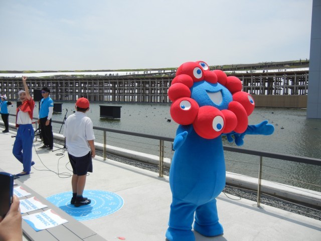 各クラスごとに散策をし、ミャクミャクのステージに上がったクラスもありました