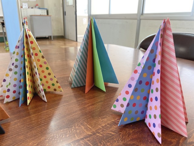 折り紙で作ったカラフルなツリー