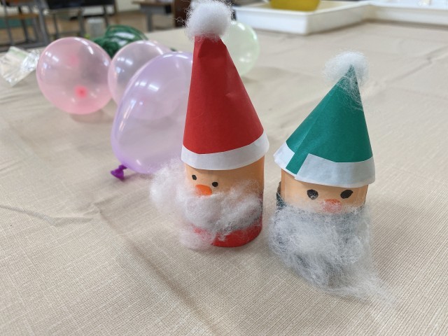 かわいいサンタさん（後ろの風船は…何だろう…）