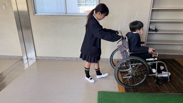 スロープを後ろから降りる様子です