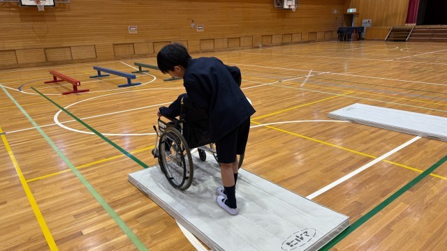 「段差があるよ」と優しく声掛けをしています。