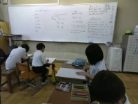 「お店の看板を作っています」