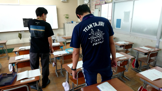教室を巡り、各教師がノートを選んでいる様子です