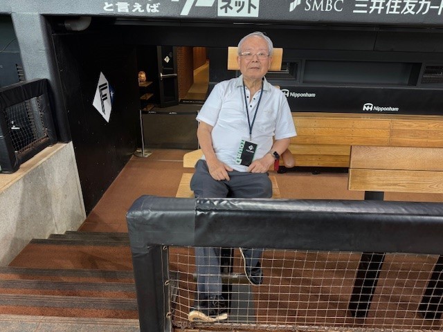 新庄監督の椅子に座る