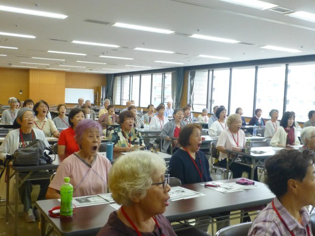 お腹に力を入れて発声練習！